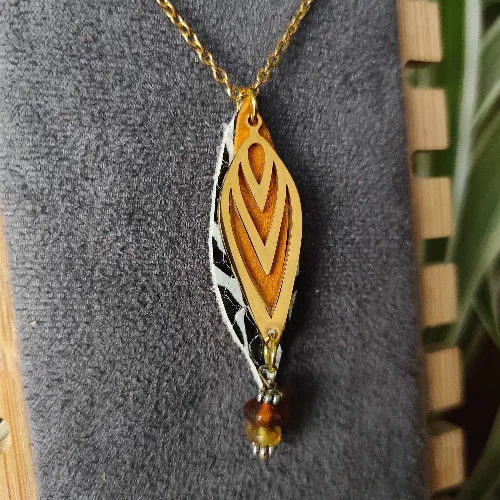 Collier Ornement Dor&eacute; et Ambre